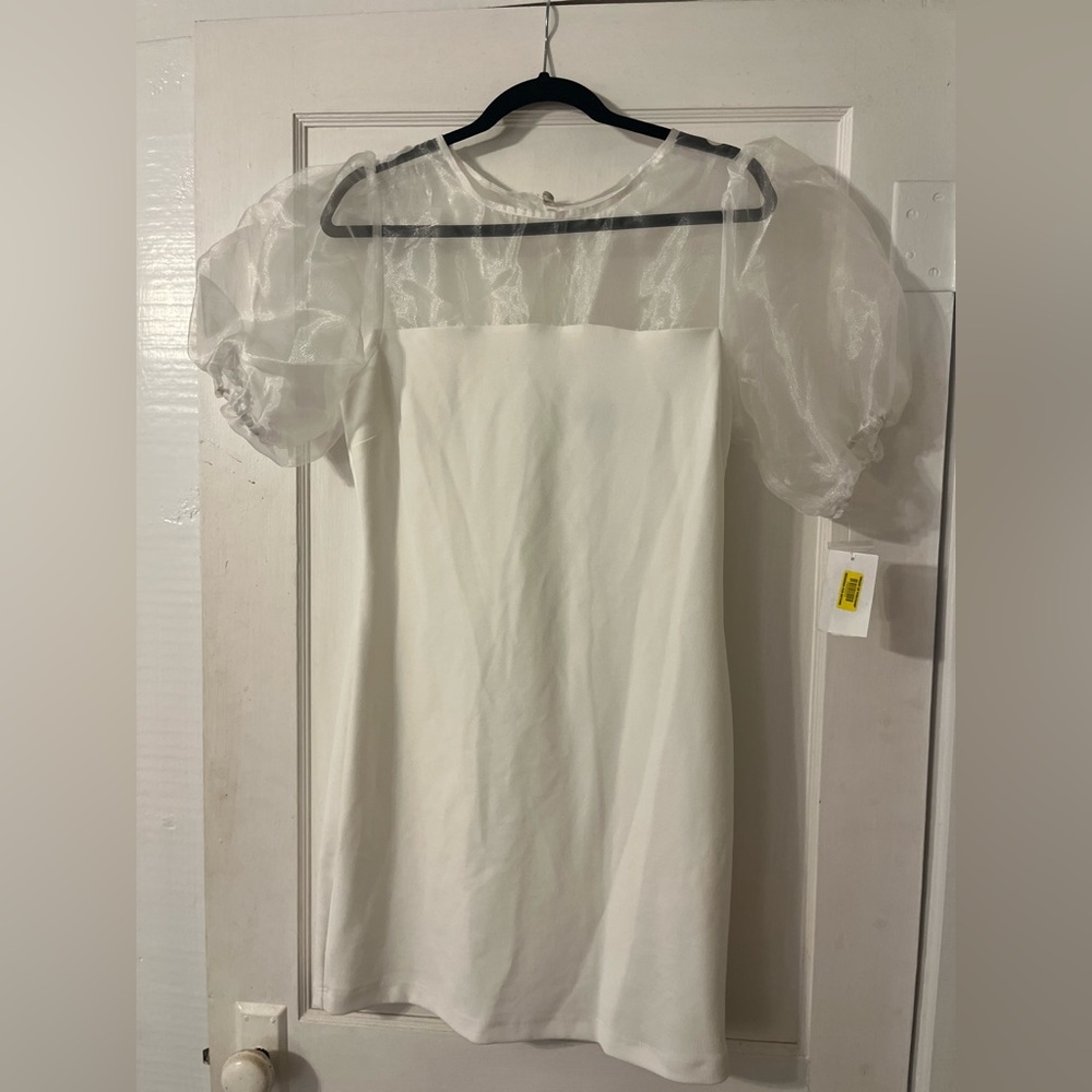 White dress w/ puff sleeves